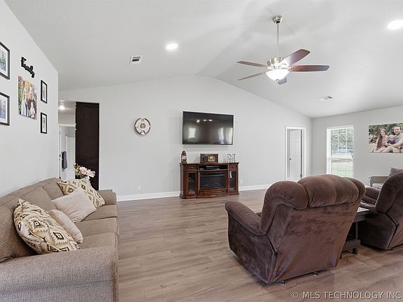 3rd image of 11305 Timber Oak Ct