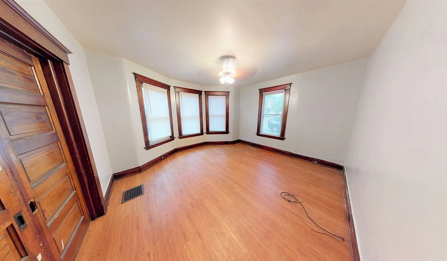 6 bed, 2.5 bath, 2002 sqft, $2,695 — Photo 3