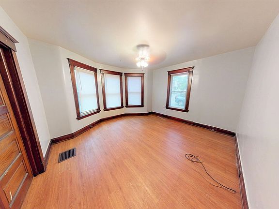 3rd image of 2424 W Clifton Ave