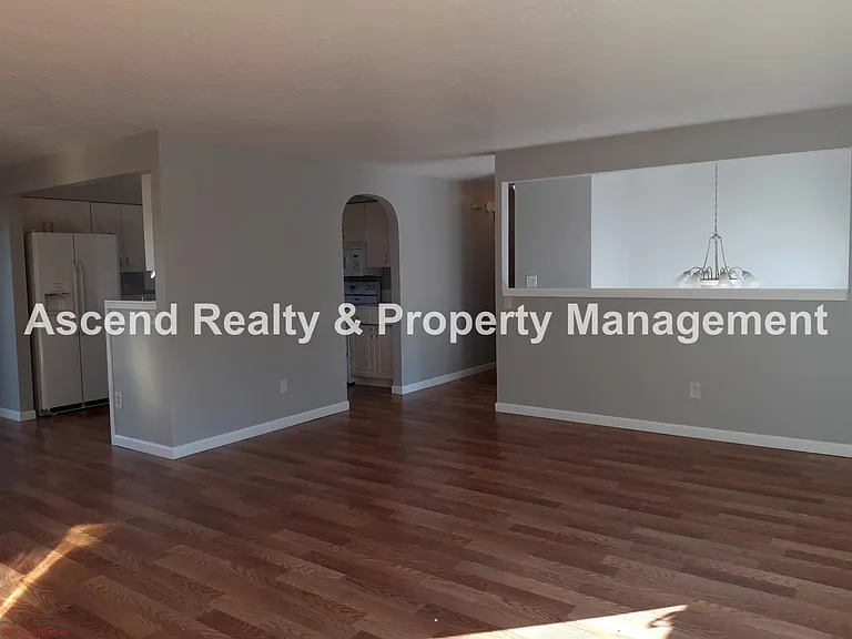 1114 SW Wright Ct — Photo 2