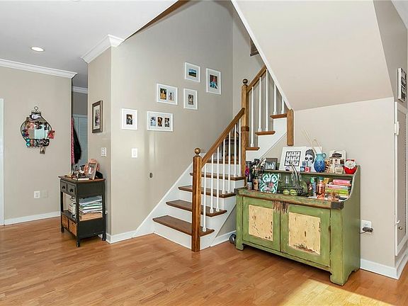 3rd image of 100 Chateau Ln APT 11