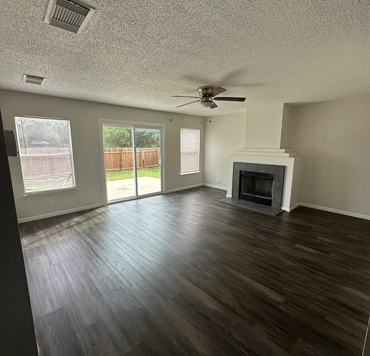 4 bed, 2.5 bath, 2278 sqft, $2,000 — Photo 4