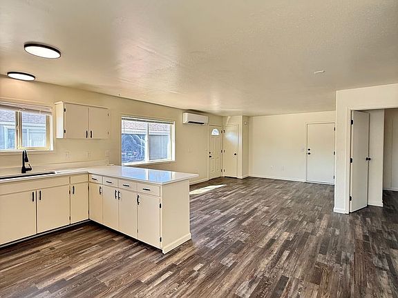 5th image of 738 W 11th St #1