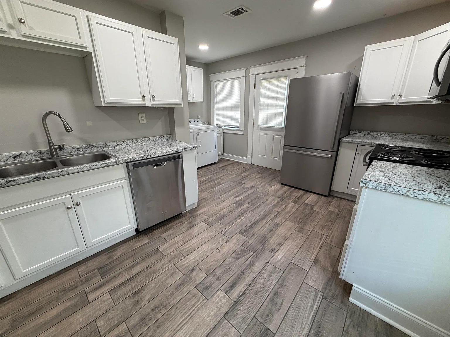 5 bed, 2.0 bath, 1826 sqft, $2,025 — Photo 4