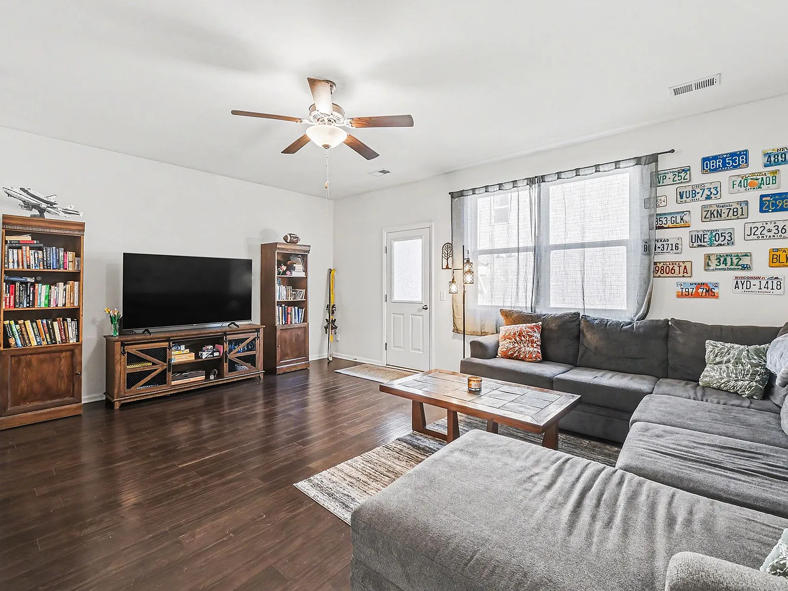 4 bed, 2.5 bath, 2100 sqft, $2,500 — Photo 4