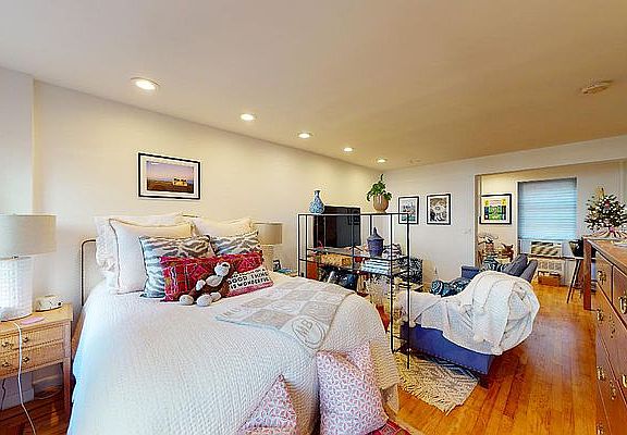 3rd image of 30 Charlton St APT 4N