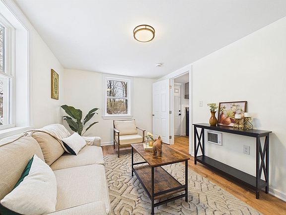 5th image of 122 Truro St