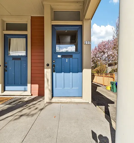 237 NE Graham St — Photo 4