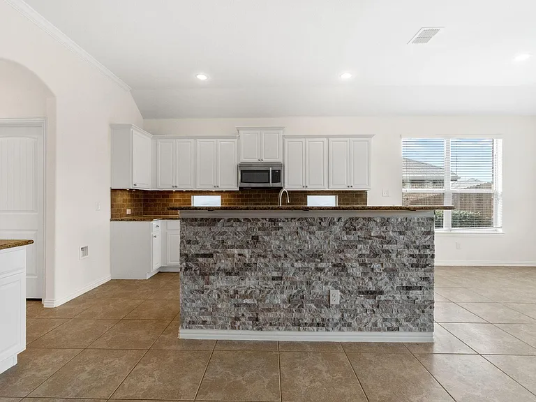 1705 Medina Ln — Photo 14