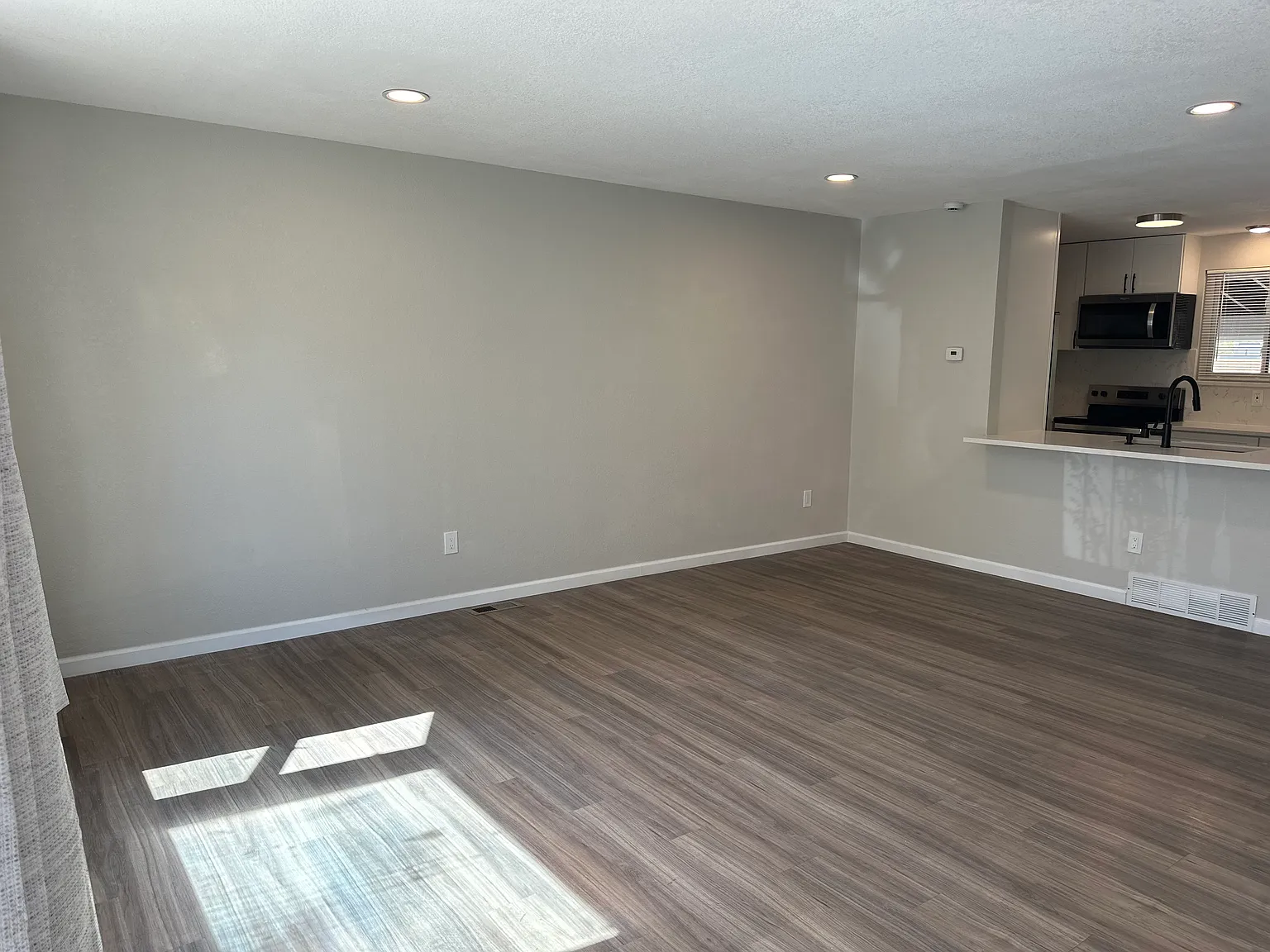 4 bed, 2280 sqft, $3,100 — Photo 3