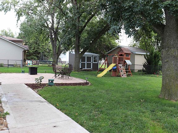3rd image of 911 Bicentennial Cir