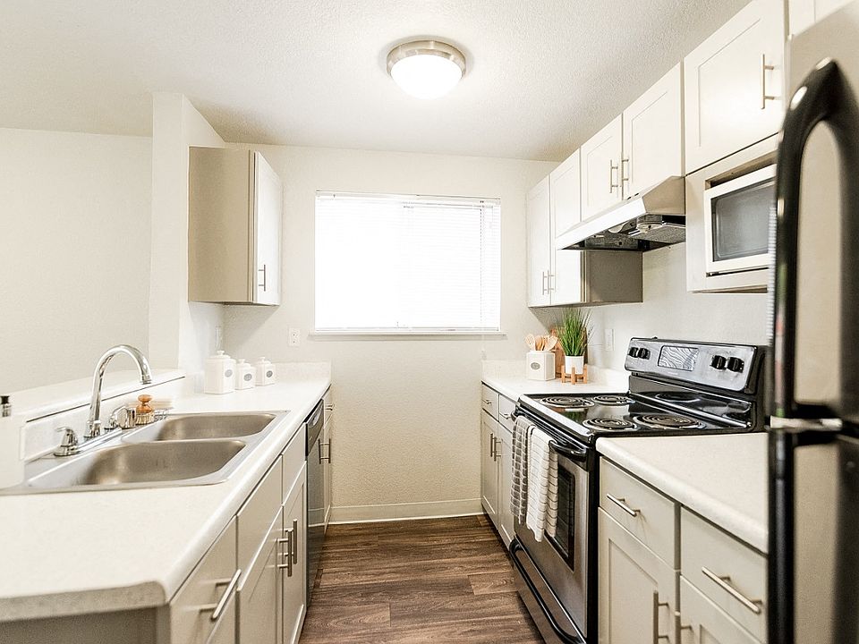 Lakewood Apartments - Crown Pointe Apartments - Kitchen