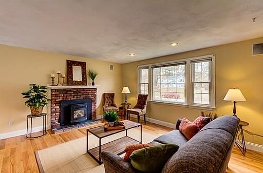 3rd image of 20 Ticonderoga Ln