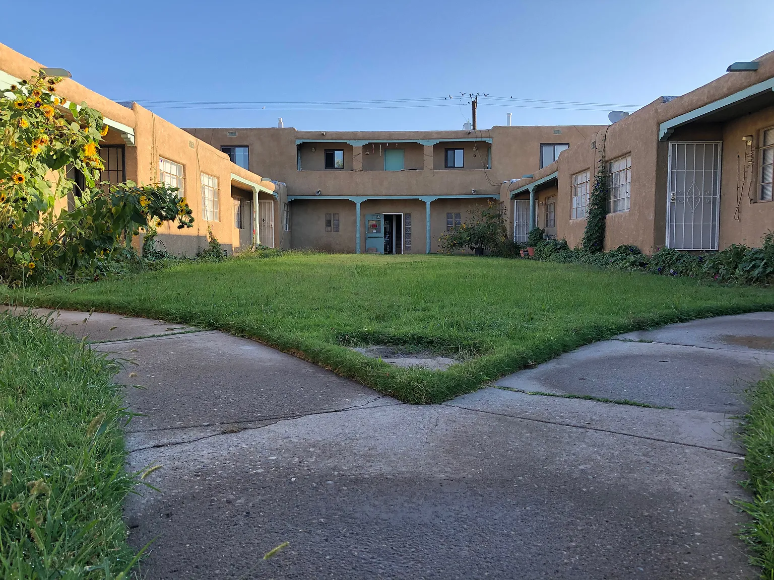 Quality 2 Bedroom Apt. w/ Garage in Vintage Courtyard Complex Downtown — Photo 2