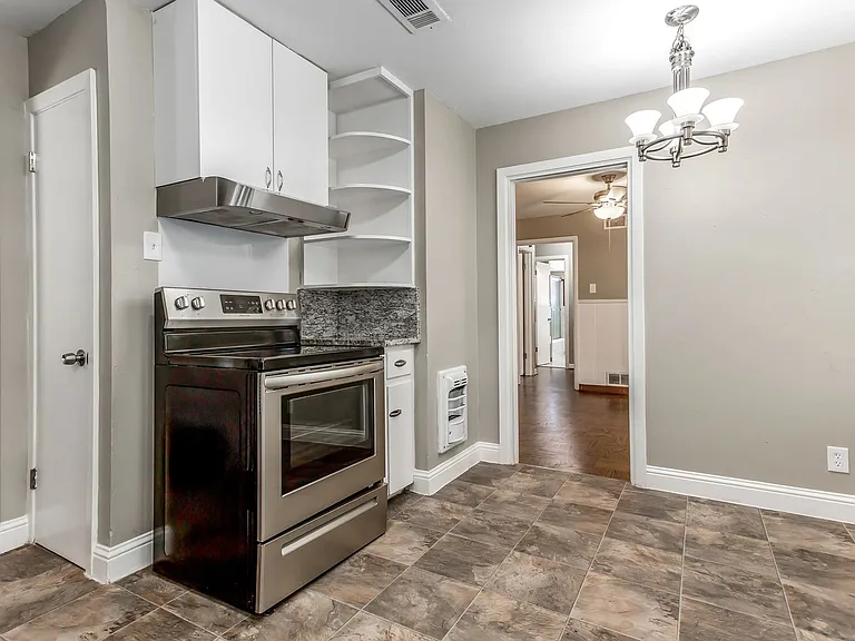 511 Classen Dr — Photo 10