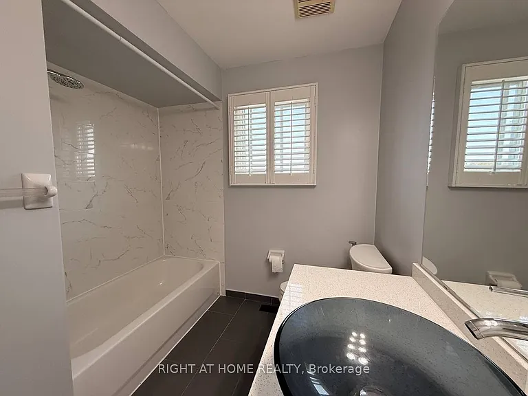 746 Walpole Cres #UPPER — Photo 24