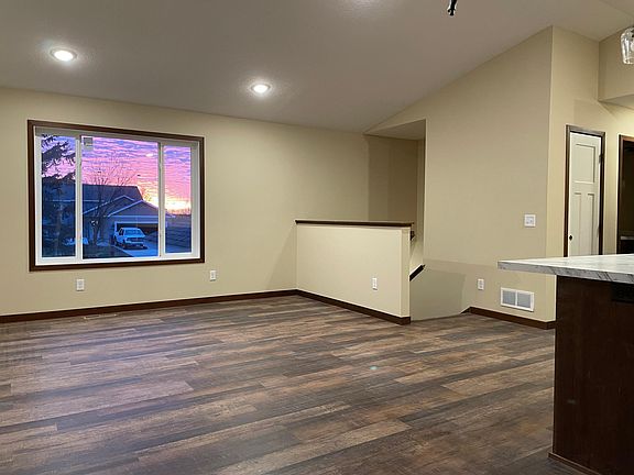 5th image of 980 Porter St