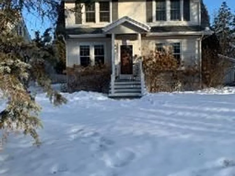 225 W Kent Rd — Photo 2