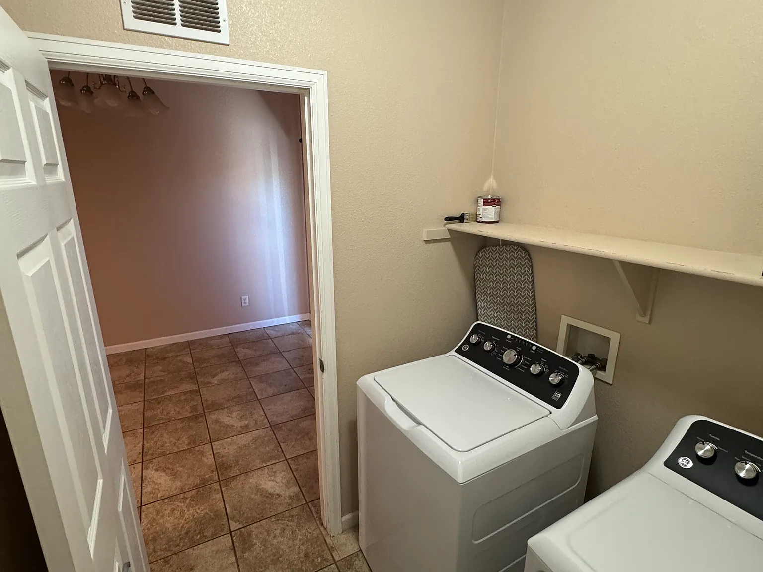 3 bed, 1356 sqft, $2,100 — Photo 2