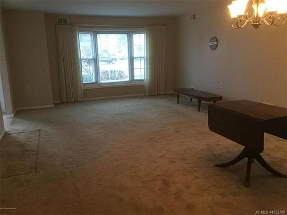 5th image of 4 Berkshire Ct