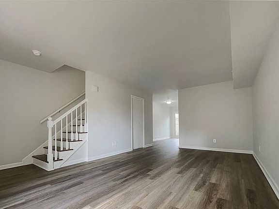 2nd image of 140 Pratt Ln