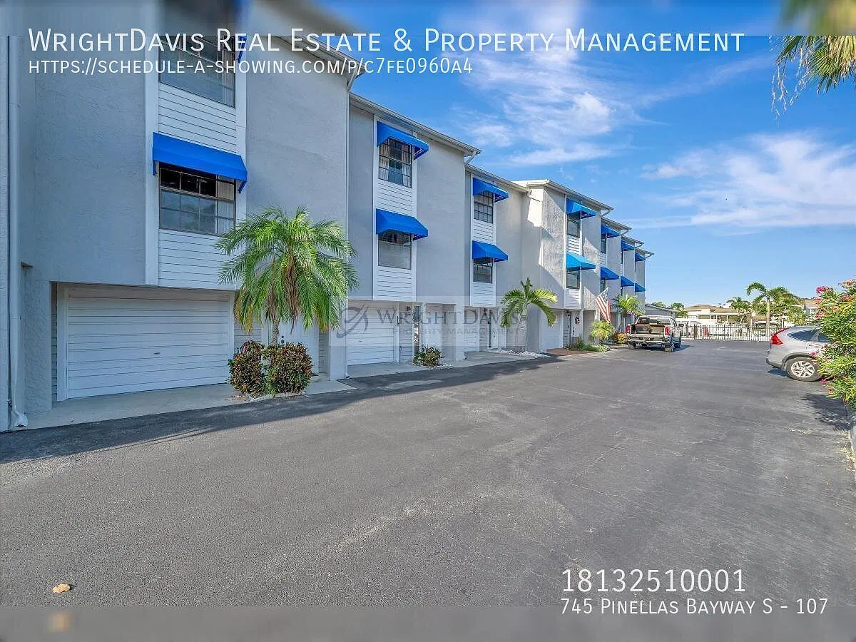 Spacious 3-Bedroom Tierra Verde Condo with Garage, Patio & Private Bal — Photo 3