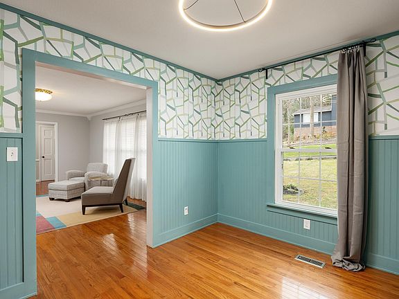 3rd image of 615 Forest Ln NE