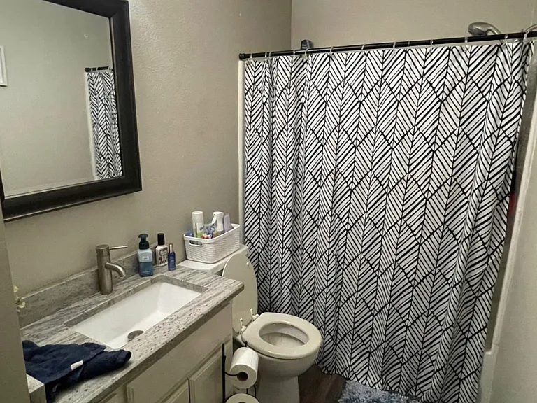 892 W Vanderbilt St #4D — Photo 6