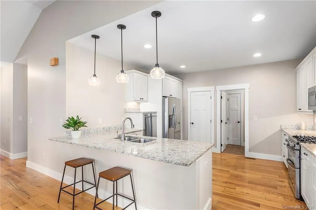 14 Forest Park Ln — Photo 2
