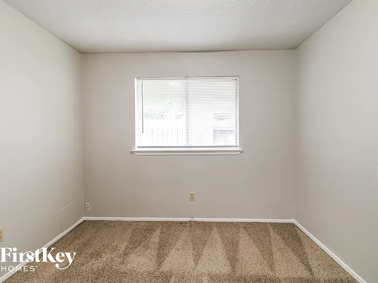 1023 Huntington Dr — Photo 11