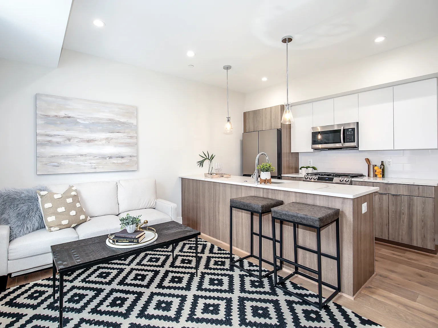 3 bed, 1067 sqft, $3,595 — Photo 1