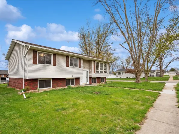 40 11th Ave, Hiawatha, IA 52233