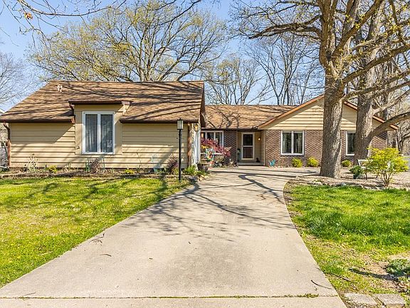 2nd image of 1211 W Deerbrook Dr