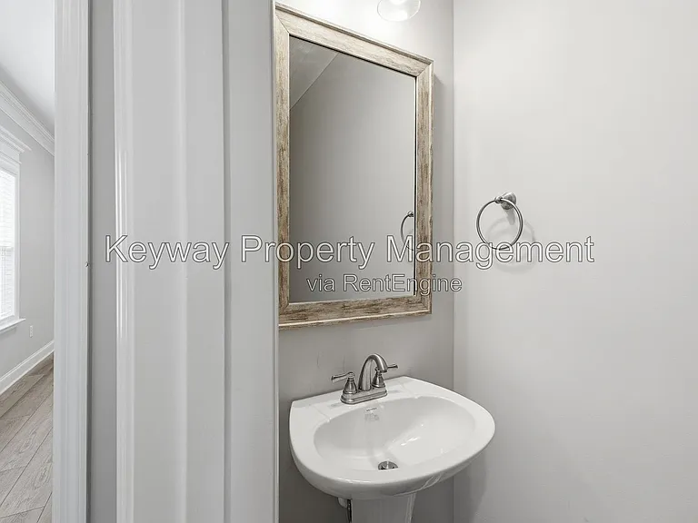 228 Linsmore Ln — Photo 4