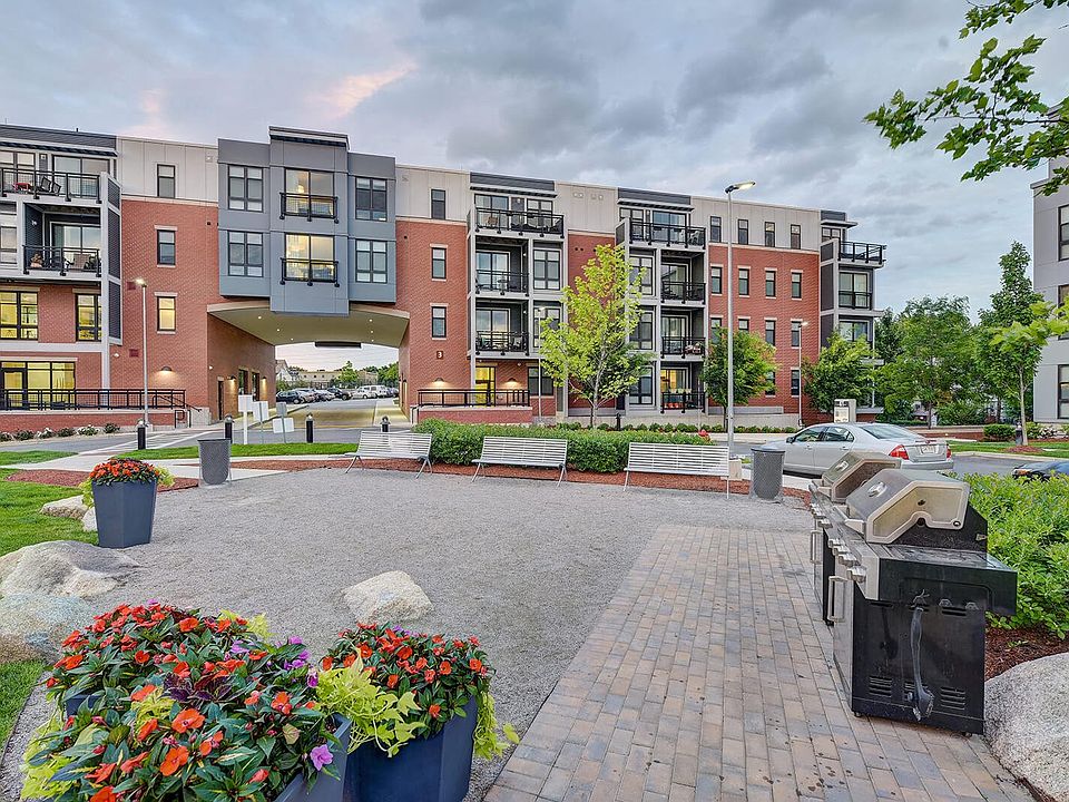 Gas grilling stations are located in the courtyard for outdoor entertaining