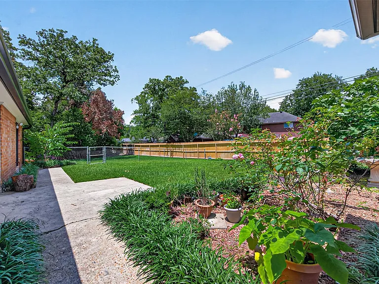 105 Glenmora Ct — Photo 44