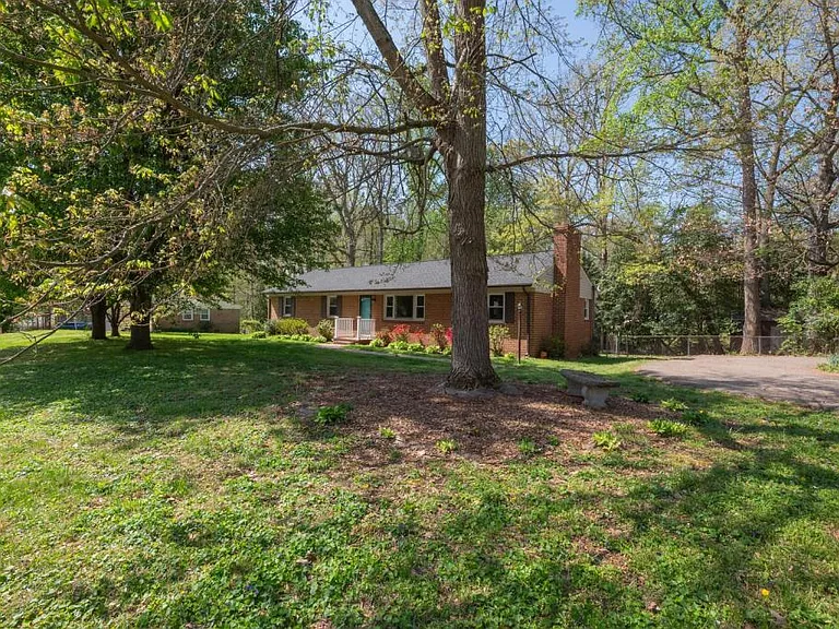 2900 Clintwood Rd — Photo 2