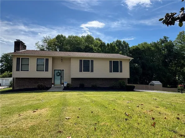 146 Wagoner Dr, Mount Airy, NC 27030