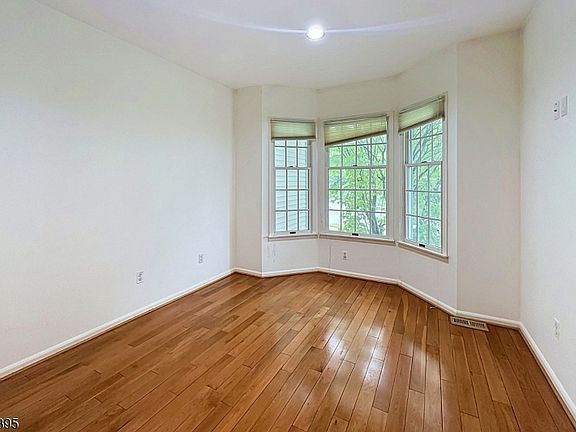 4th image of 33 Rose Ln
