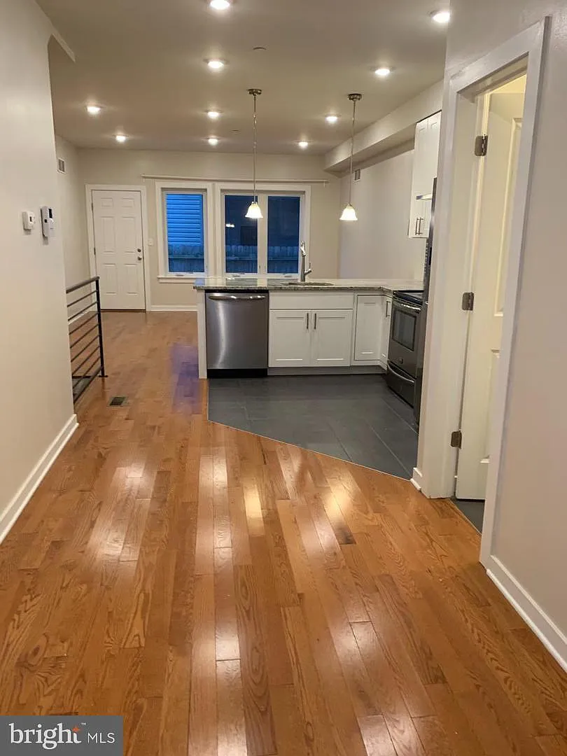 2 bed, 2.5 bath, 1968 sqft, $1,900 — Photo 3