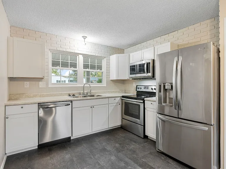 2420 Breezy Point Ln — Photo 5