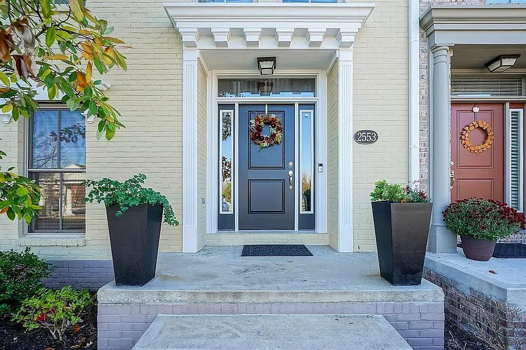 Entrance - 2553 Grafton St
