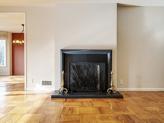 5th image of 2068 Jefferson St