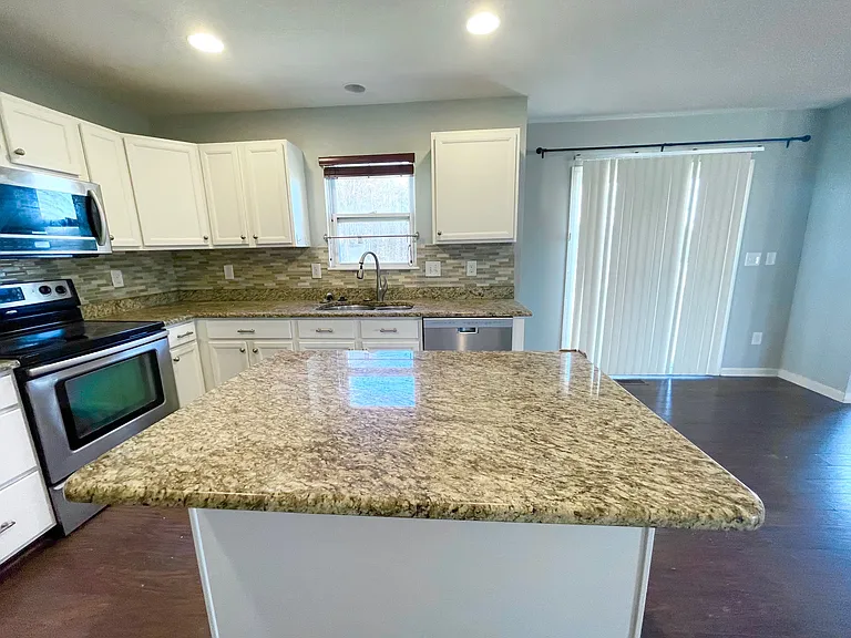 1670 Primrose Ave — Photo 9