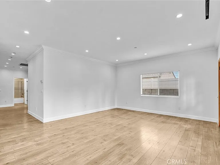 6711 Clybourn Ave — Photo 11