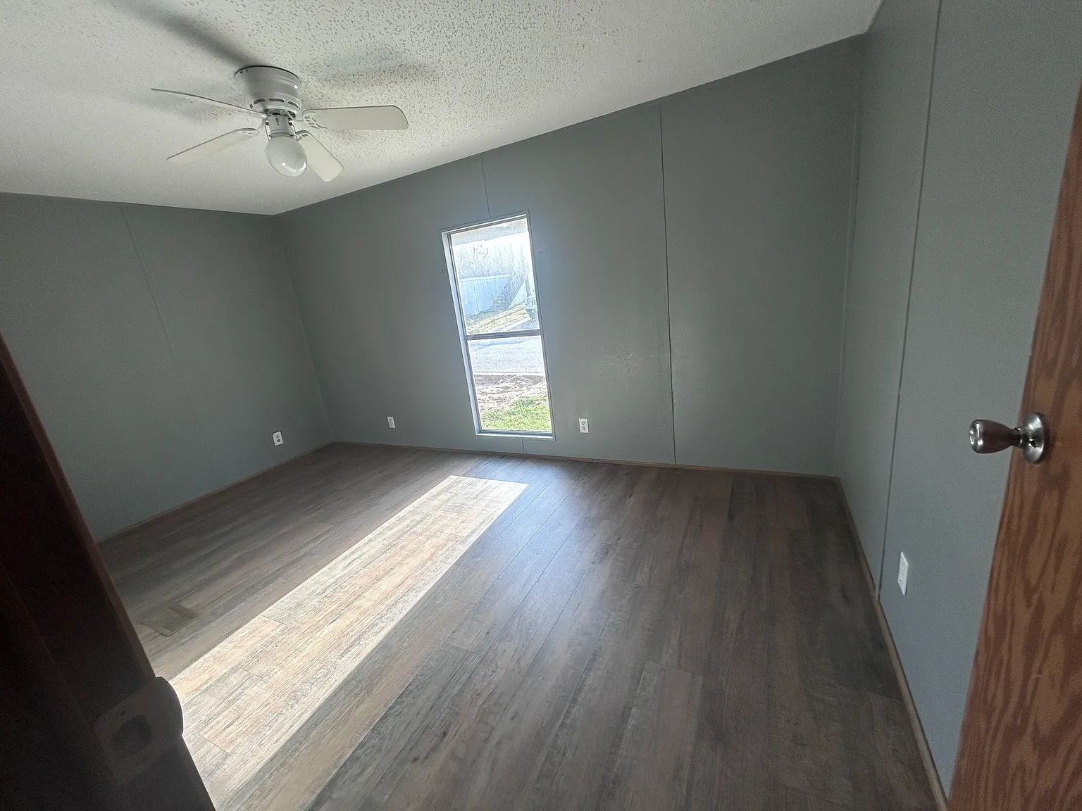 3 bed, $1,300 — Photo 3