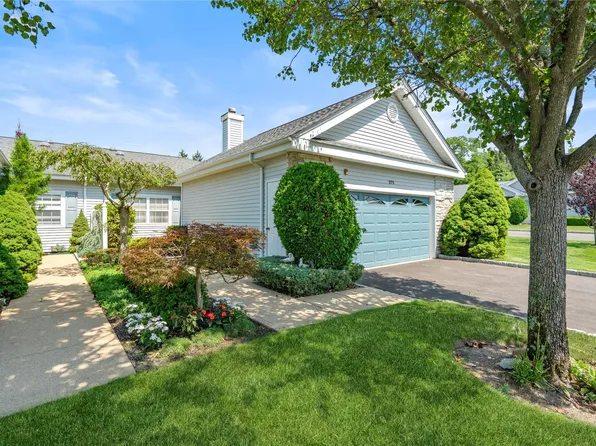 575 Mirror Pond Court, Moriches, NY 11955