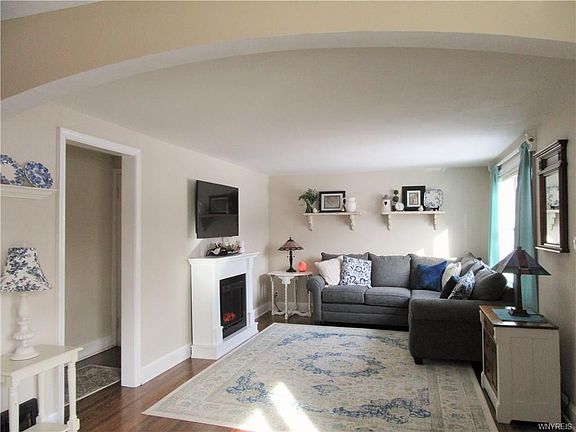 3rd image of 114 Byron Ave