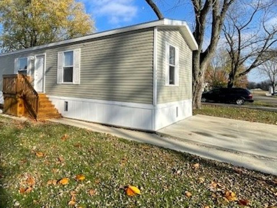 1st image of 117 Carriage Lane Est