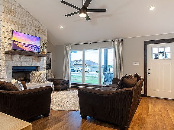 4th image of 8021 Leopard Ln
